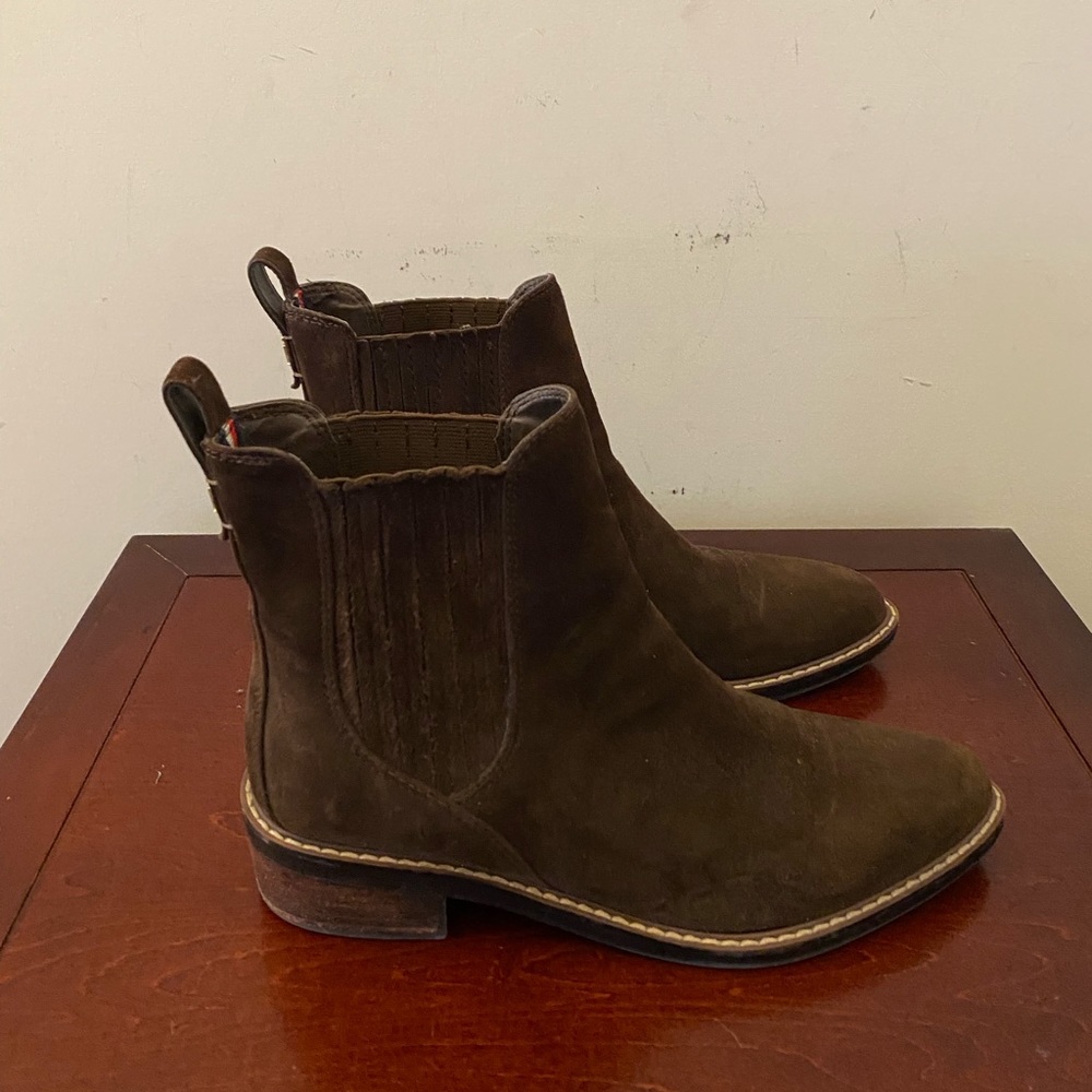 Brown suede Tommy Hilfiger booties